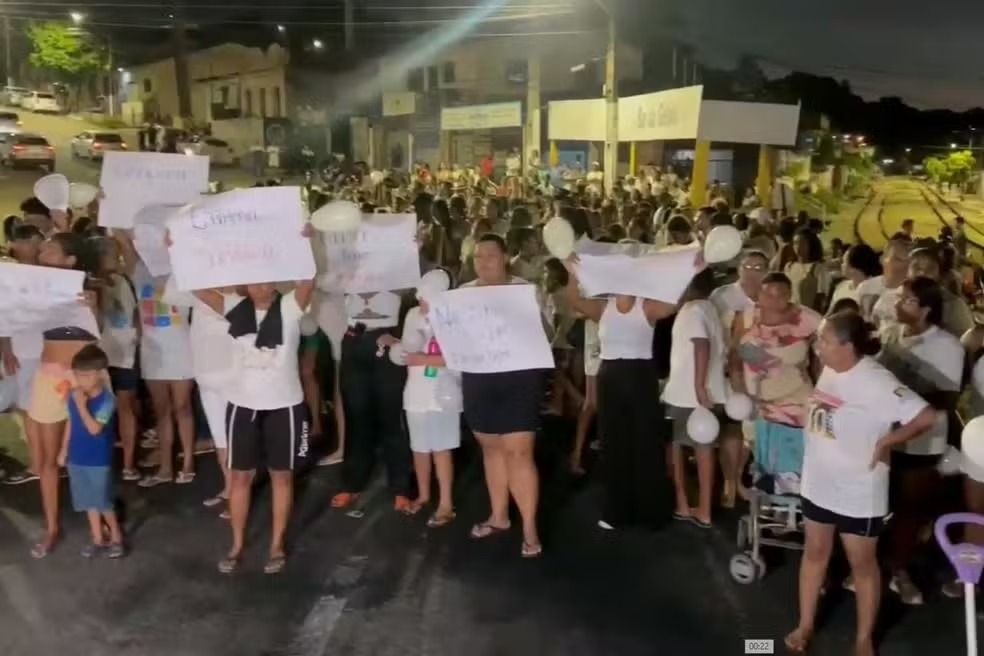 Moradores protestam após morte de mulher em comunidade em Natal; 'Que não aconteça mais essa maldade', diz mãe
