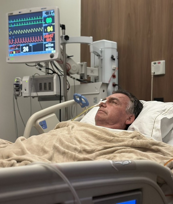 Bolsonaro posta foto no hospital e agradece apoio: “Momento delicado”