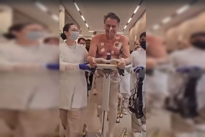 VÍDEO: Após cirurgia, Bolsonaro caminha pelo hospital; assista