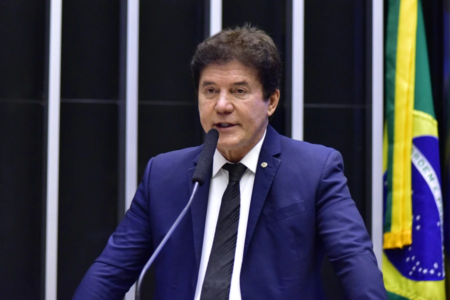 Robinson anuncia que vai assinar urgência da anistia, e total de deputados do RN apoiando projeto chega a 5