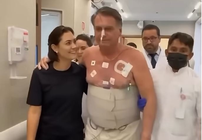 Em nova imagem, Bolsonaro aparece caminhando ao lado de Michelle Bolsonaro