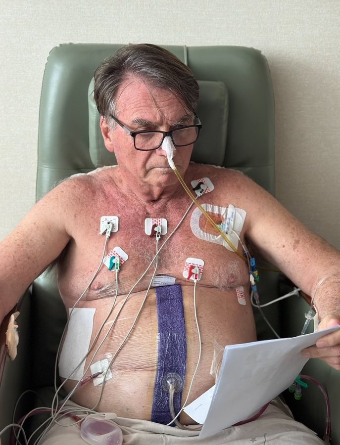 Bolsonaro divulga foto no hospital: “Sigo em boa evolução clínica”