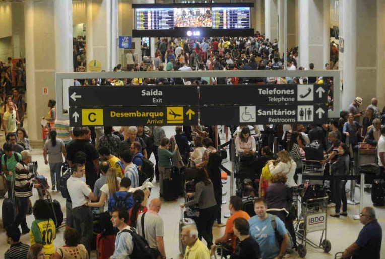 Brasil barra 69 turistas dos EUA após retomar exigência de visto