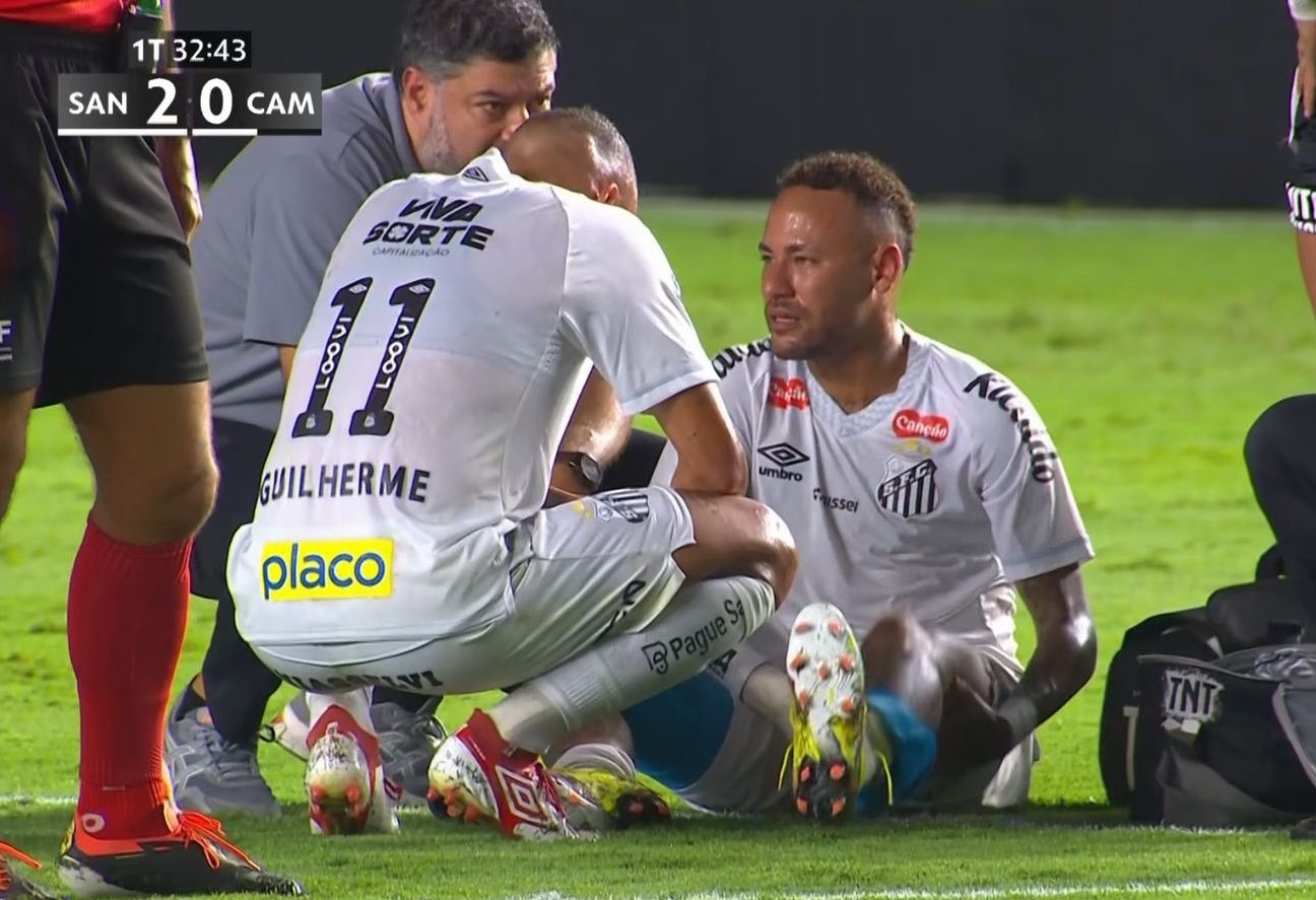 Neymar volta a sentir lesão e deixa campo chorando