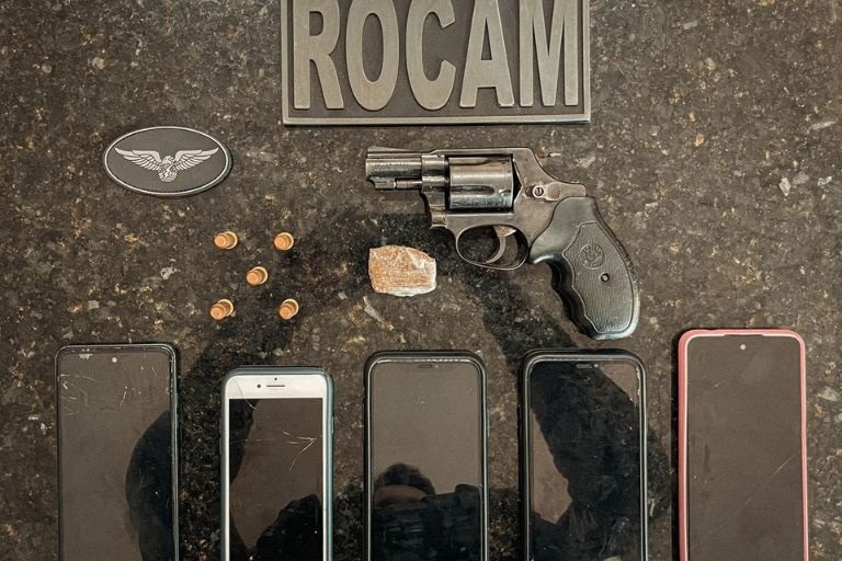 Mulher é presa por porte ilegal de arma e posse de drogas na Grande Natal