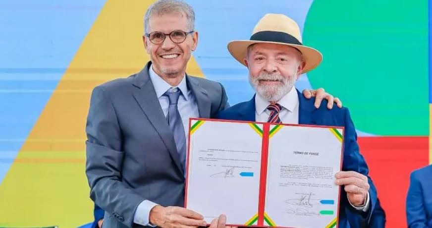 Ministro de Lula admite que a direita é mais atuante nas redes no Brasil