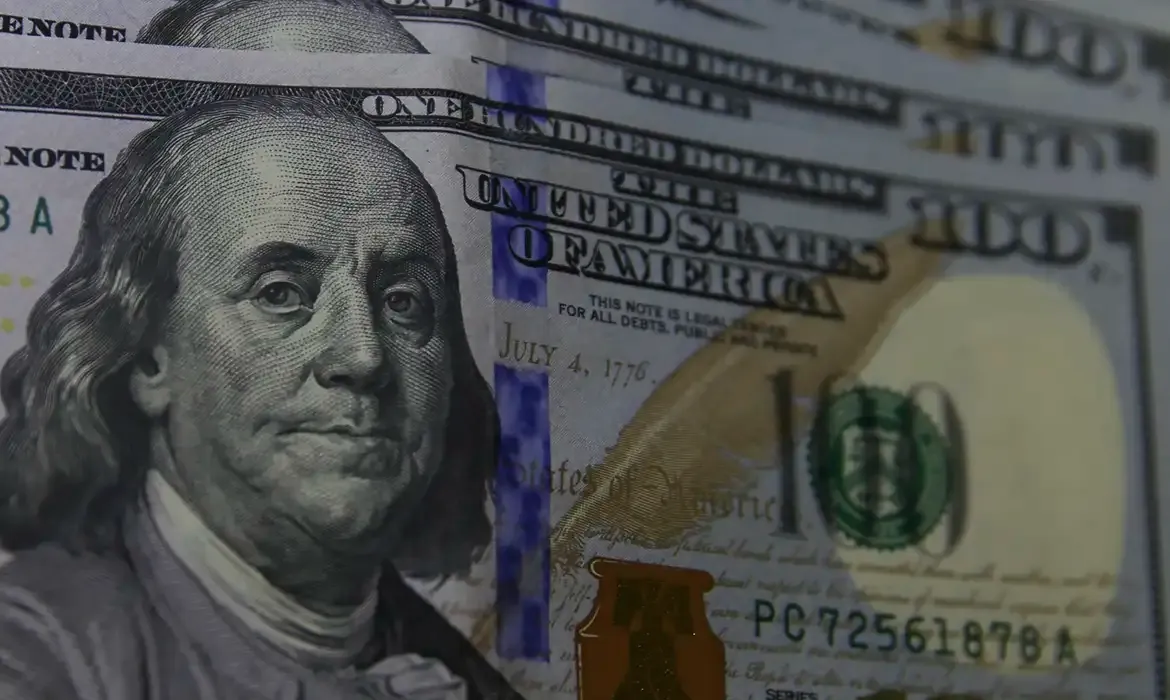 Dólar cai para R$ 5,80 após Trump falar em acordo com a China