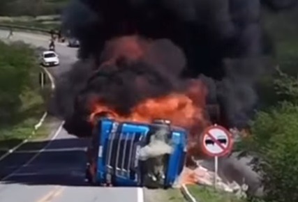 Carreta tomba e pega fogo na BR-427 em Caicó; assista