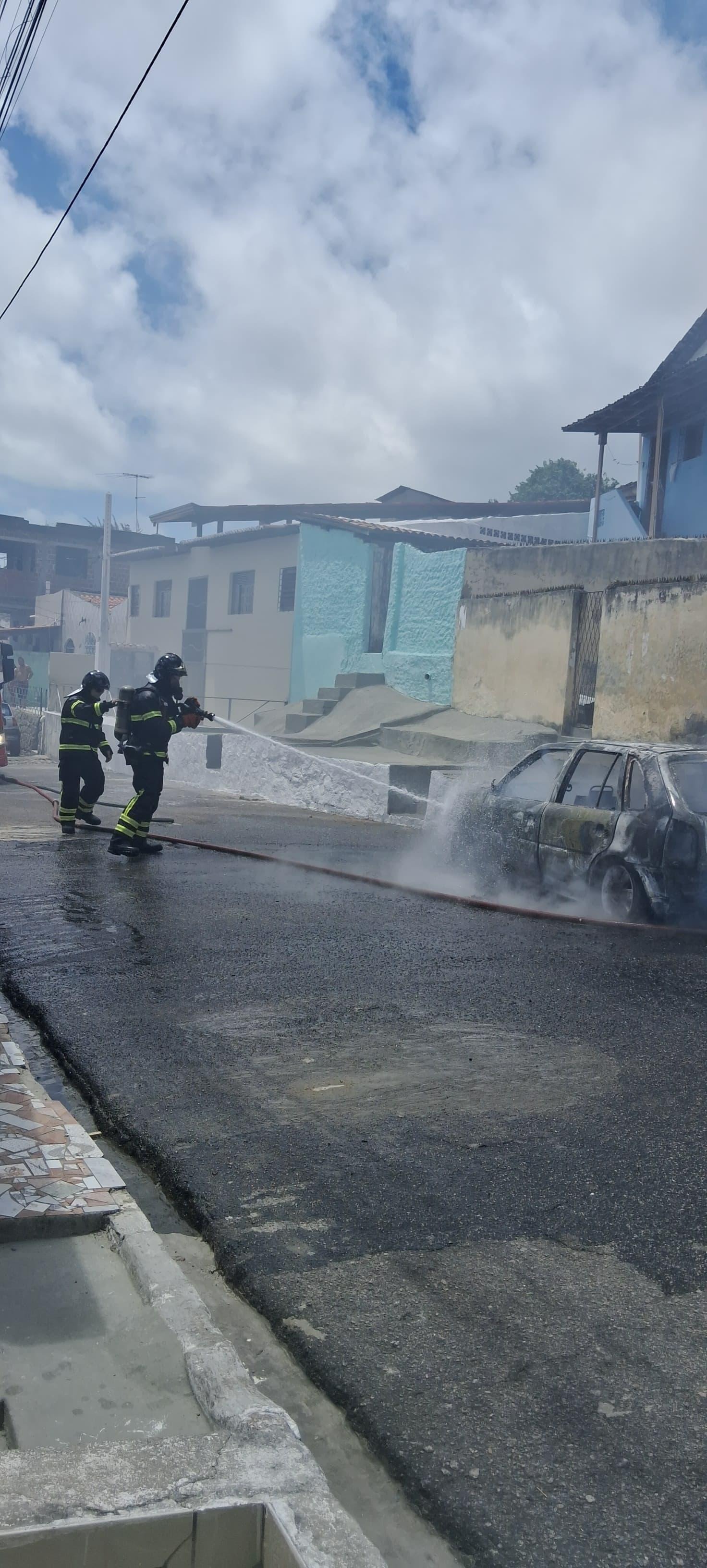 Bombeiros combatem incêndio em carro no bairro do Alecrim 