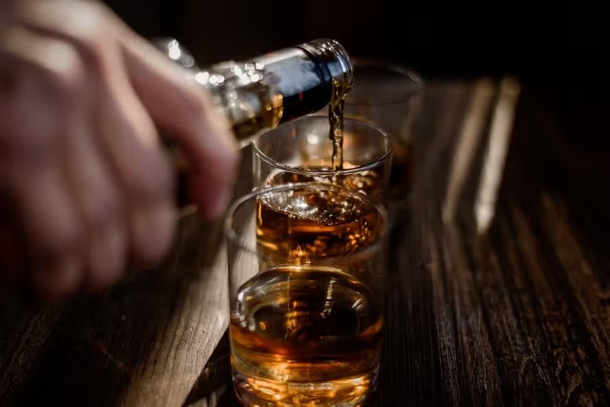 Consumo excessivo de álcool pode causar lesões cerebrais e Alzheimer, mostra estudo brasileiro