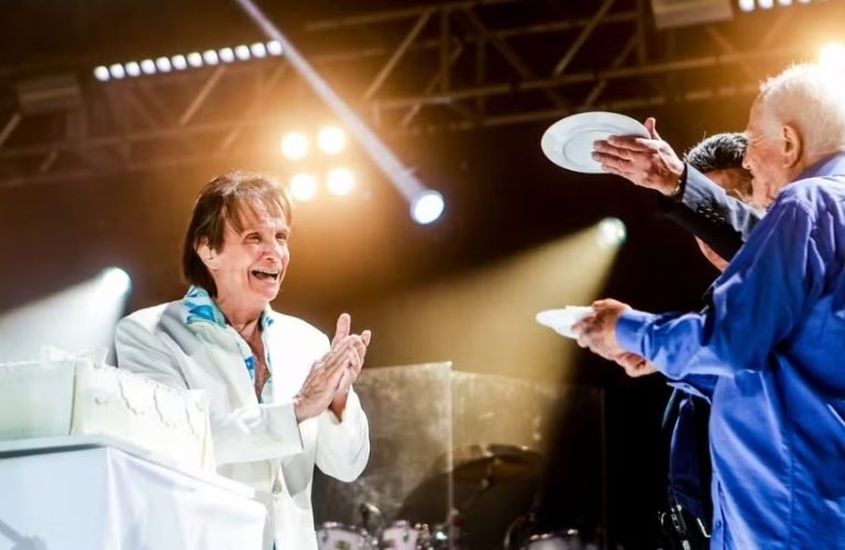 Roberto Carlos comemora 84 anos com show e bolo especial em Natal