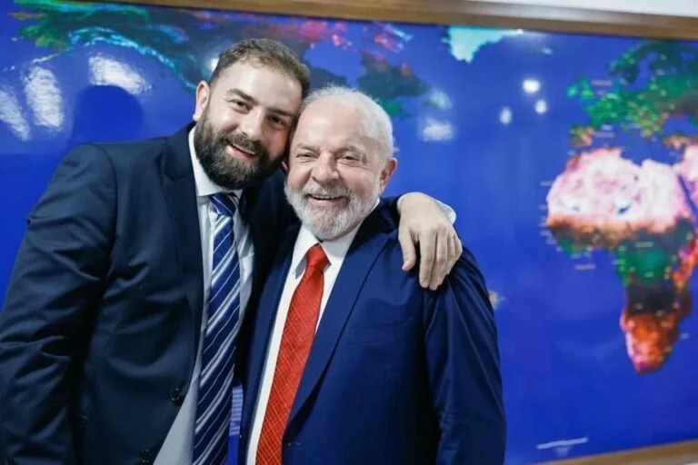 Filho de Lula compara Bolsonaro a animal que finge estar morto