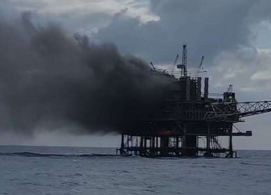 Plataforma de petróleo pega fogo na Bacia de Campos
