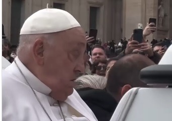 Última bênção: vídeo mostra papa Francisco se despedindo após celebração de Páscoa