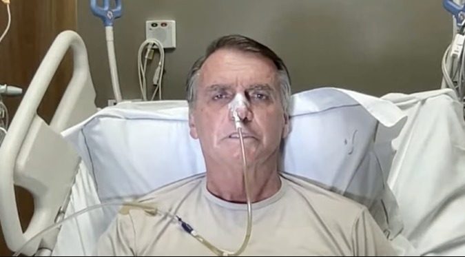 Médicos retiram dreno e Bolsonaro segue internado
