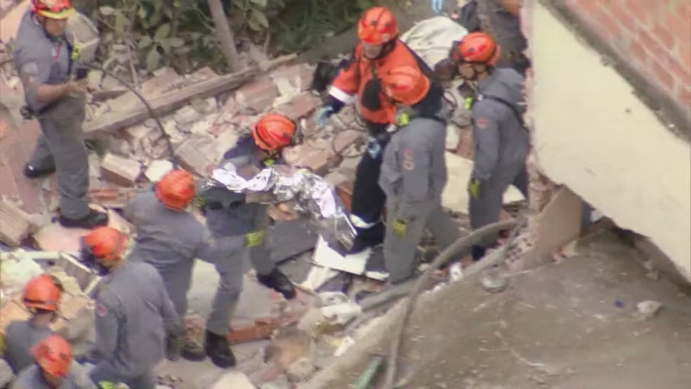 Bebê de 4 meses morre após casa desabar em SP; outros 5 moradores são resgatados
