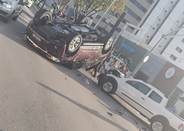 Colisão deixa carro capotado na avenida Hermes da Fonseca, na zona Leste de Natal