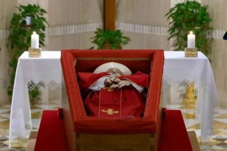 VÍDEO: Corpo do papa é velado na Basílica de São Pedro em cerimônia aberta aos fiéis