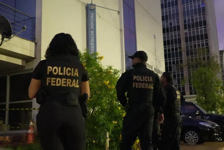 Presidente do INSS é afastado após operação da PF contra desvio bilionário; mandados são cumpridos no RN e mais 12...
