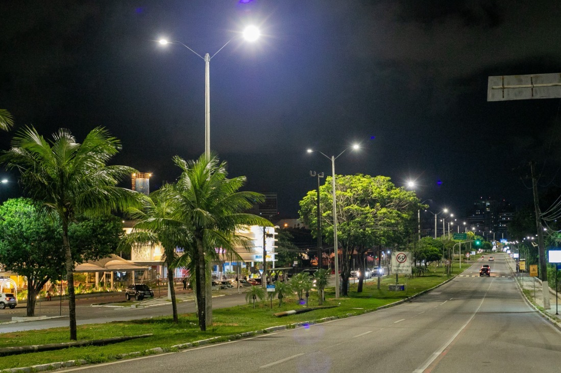 Prefeitura instala novas lâmpadas LED na Avenida Roberto Freire
