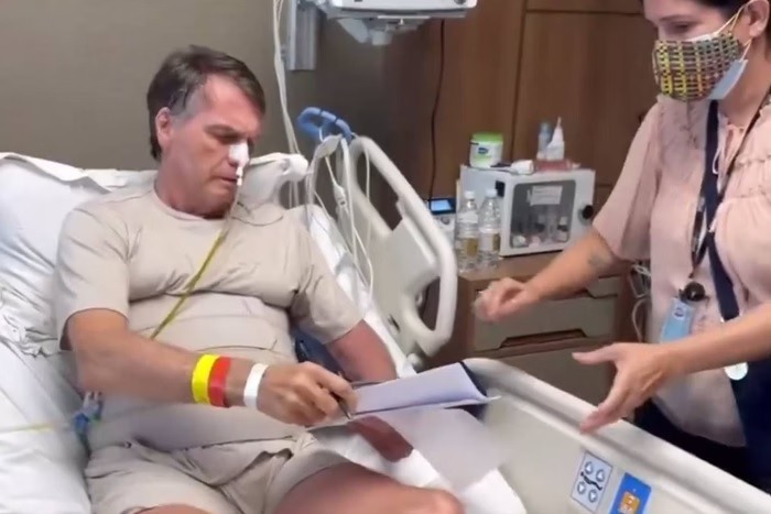 Veja Bolsonaro sendo intimado em UTI e questionando oficial de justiça