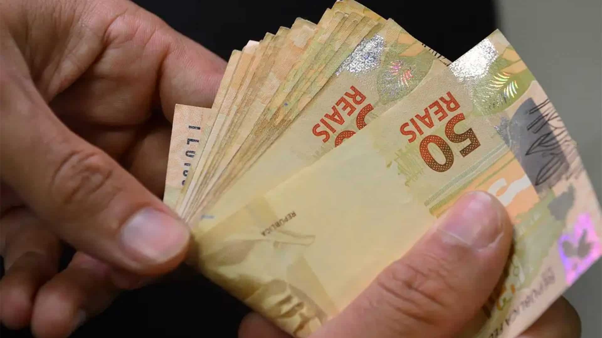 Aposentados e pensionistas começam a receber antecipação do 13º; confira calendário