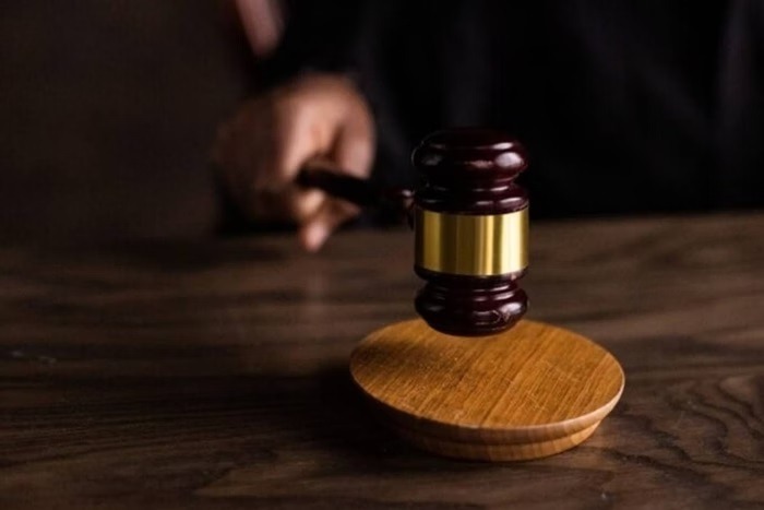 Justiça condena SBT a anular demissão de jornalista com câncer