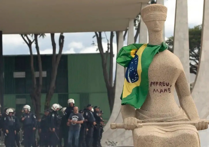 STF forma maioria para condenar mulher que pichou estátua do STF; Fux diverge de Moraes e defende redução da pena