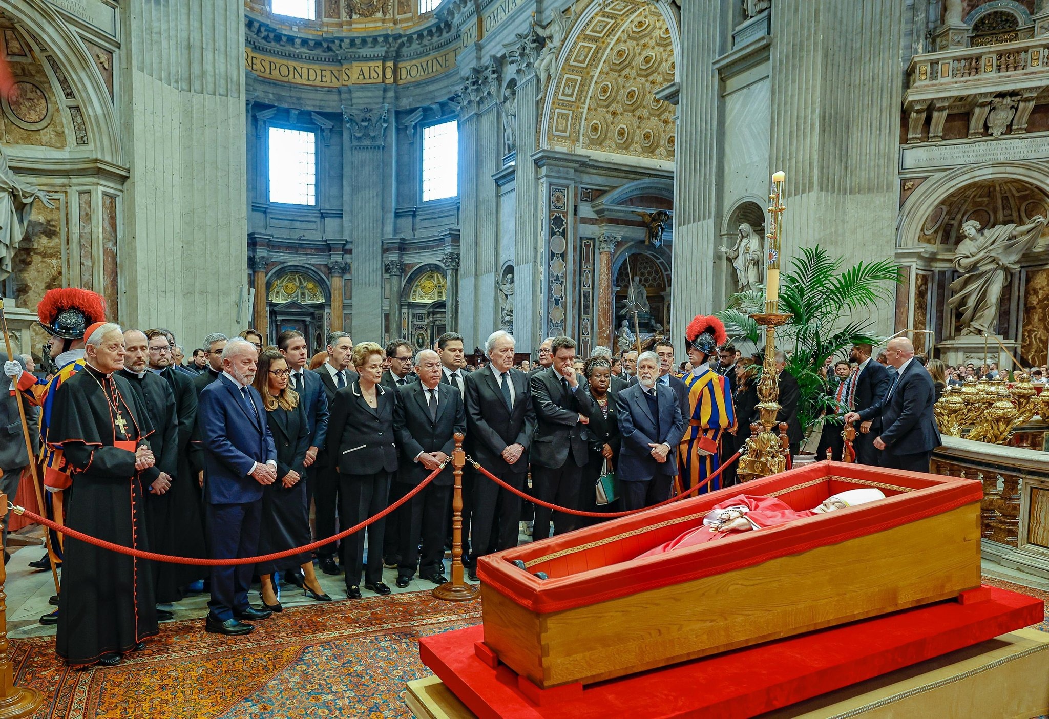 Lula e comitiva desembarcam em Roma para funeral do papa Francisco
