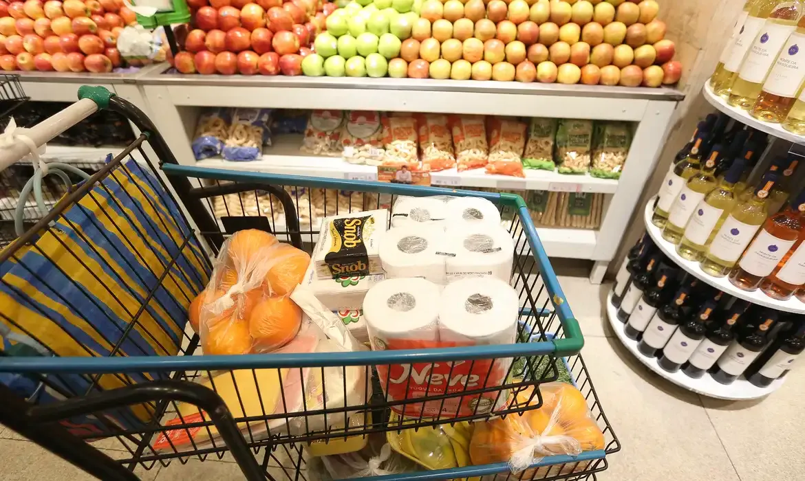 Prévia da inflação de abril fica em 0,43%, puxada pelos alimentos