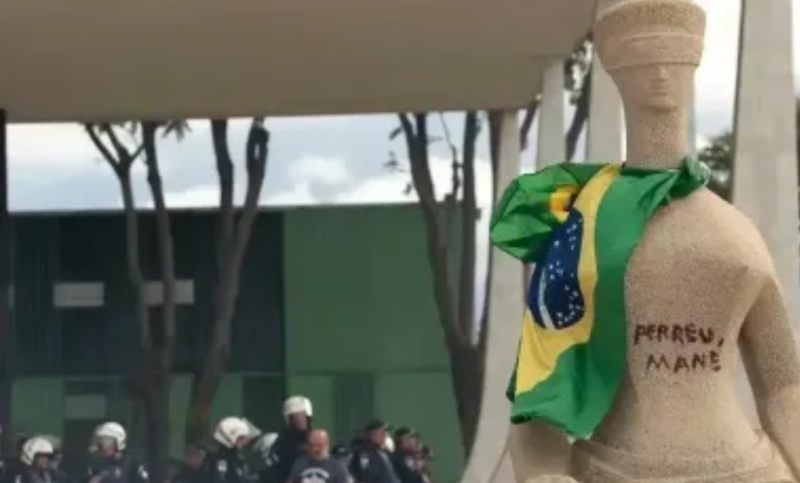 Maioria do STF vota para condenar Débora Rodrigues a 14 anos de prisão