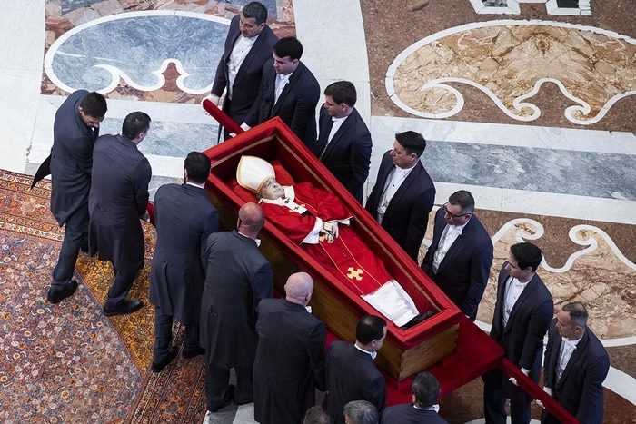 Saiba como foi o ritual de fechamento do caixão do papa Francisco