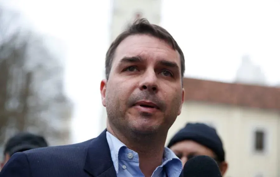 Flávio Bolsonaro defende Collor e diz que ex-presidente é vítima de “ódio” de Moraes
