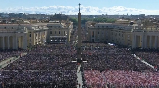 Funeral do papa Francisco reúne 250 mil pessoas no Vaticano