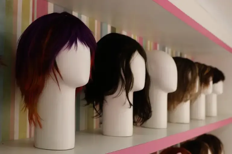 Tinta natural dá adeus ao cabelo branco sem danificar os fios; aprenda