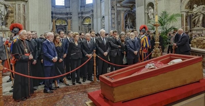 Comitiva de Lula para o funeral do papa Francisco foi maior que as de Trump e Milei