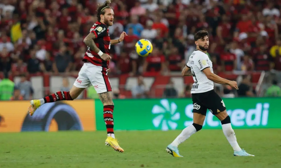 Flamengo enfrenta Corinthians mirando a liderança do Brasileirão; veja jogos de hoje e onde assistir