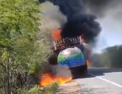 Empresa se manifesta após trio de Durval Lelys pegar fogo na estrada