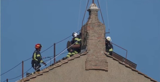 Chaminé que sinaliza escolha do novo papa é instalada na Capela Sistina