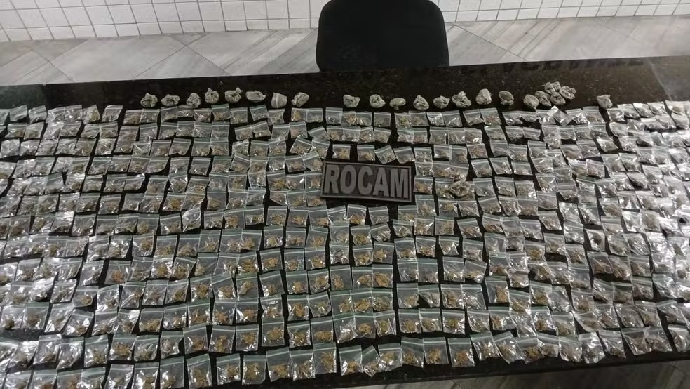 Idosa é presa com mais de 650 porções de skunk dentro de casa em Natal