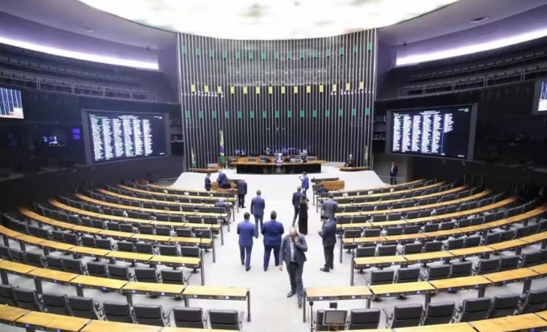 Câmara deve votar na próxima semana proposta que permite aumento no número de deputados