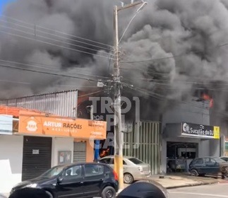 Incêndio de grandes proporções atinge sucata na Grande Natal 