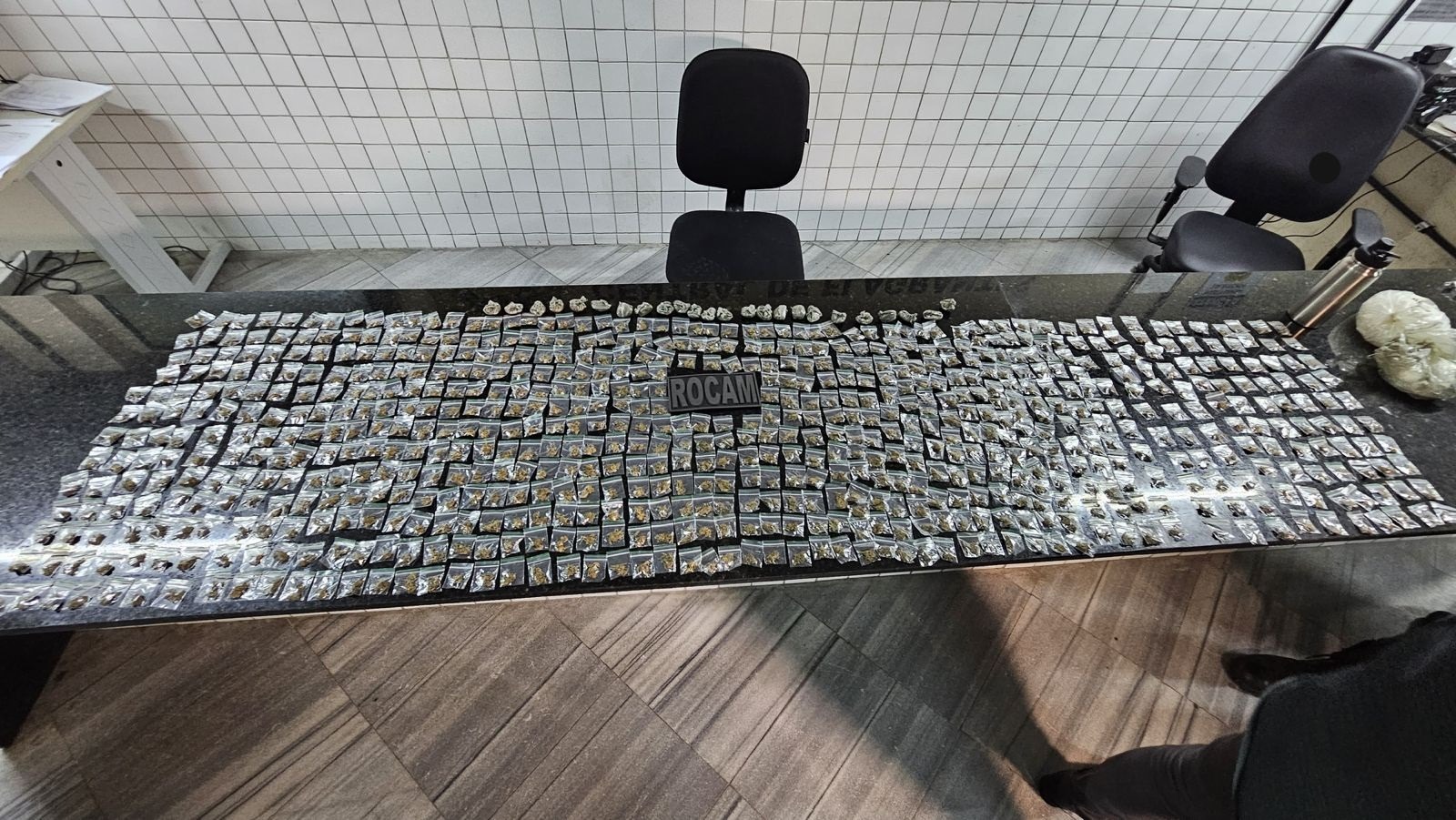 Idosa é presa com mais de 600 porções de droga na zona Oeste de Natal