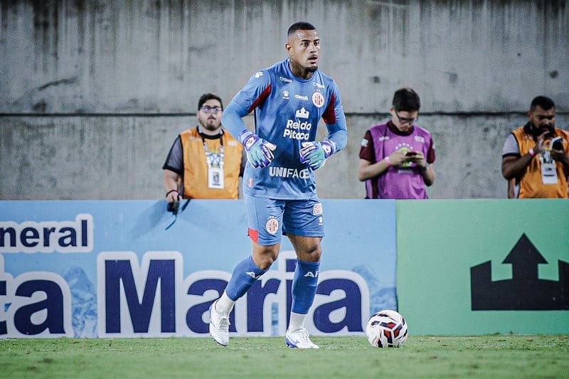 Goleiro do América é vítima de racismo após vitória na Série D