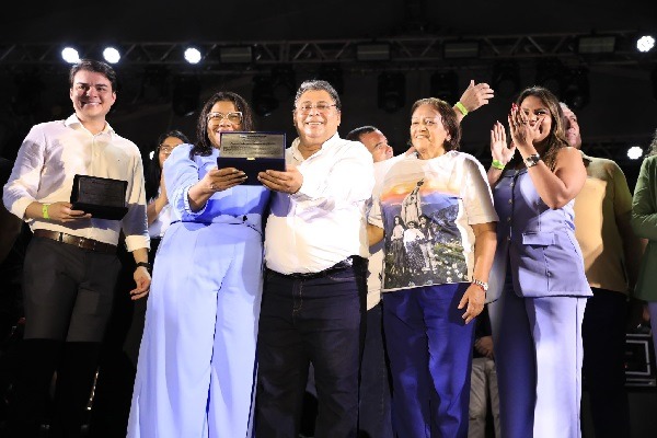 Fátima Bezerra é vaiada na Festa da Padroeira de Parnamirim
