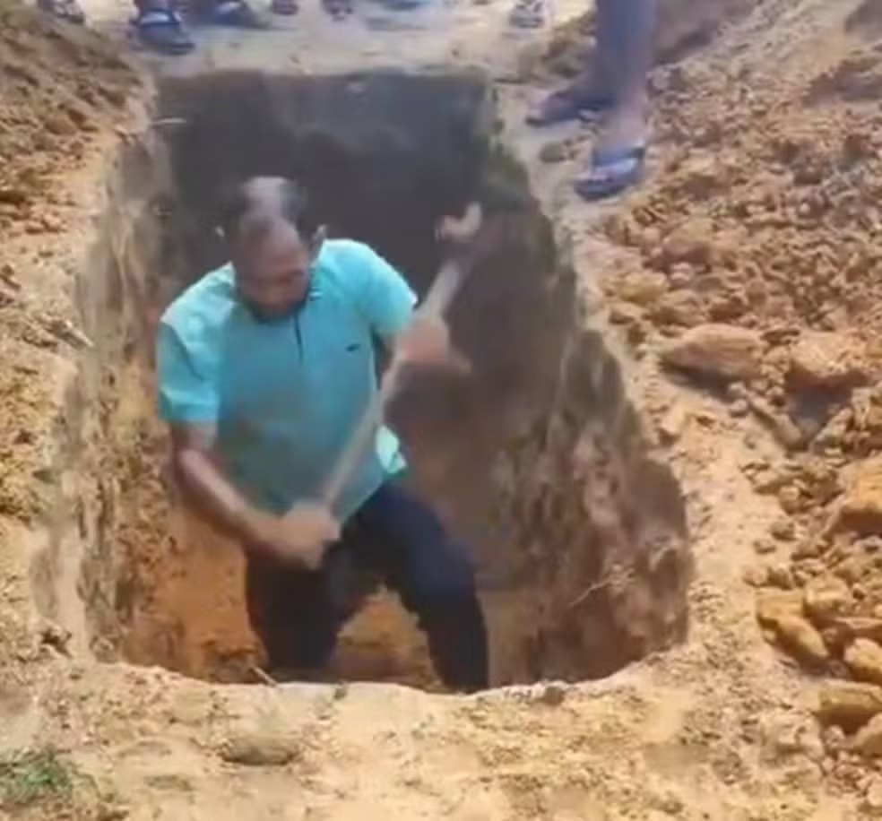 Filho abre cova para enterrar corpo do próprio pai em cemitério público do RN