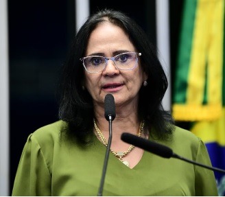 Damares aciona Justiça para impedir posse de novo ministro da Previdência após crise no INSS