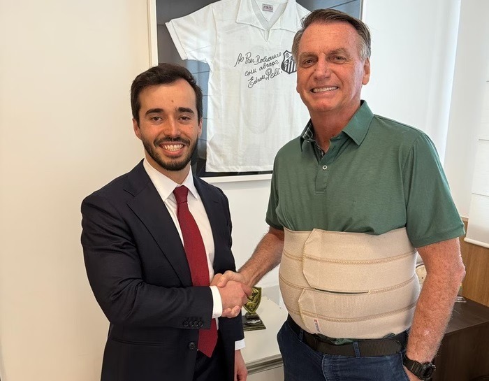 Bolsonaro recebe assessor do governo Trump em Brasília