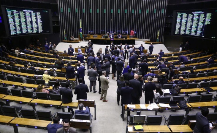 Câmara dos Deputados aprova suspensão de ação contra Ramagem que pode beneficiar Bolsonaro no STF