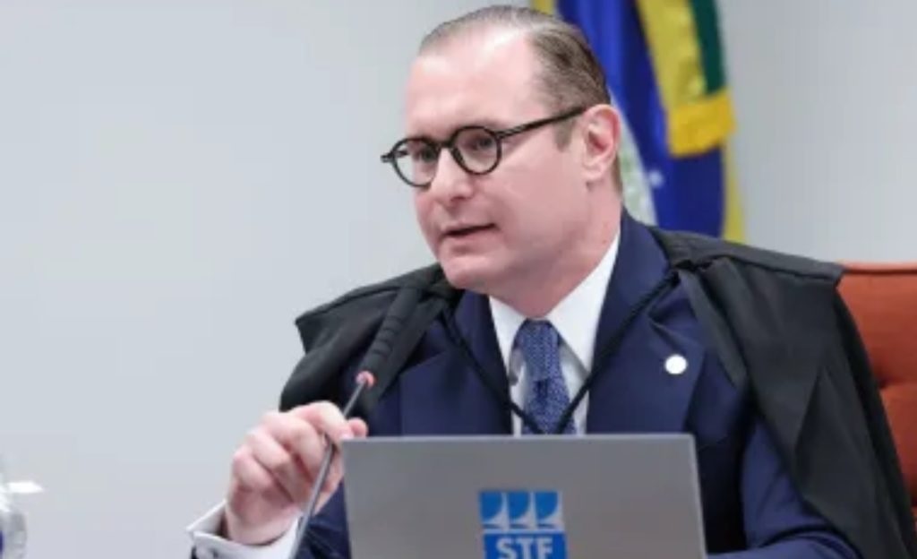 Barroso determina que Zanin analise suspensão de ação contra Ramagem